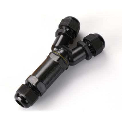 Rozdeľovací káblový spoj rozdeľuje kábel na dva výstupy. Je čierny, plastový, s vidlicovitým tvarom a závitovými spojmi. Vidno na ňom nápis: IP 68, Y-TYPE, D5-76×2×400V. Je umiestnený na bielom pozadí.