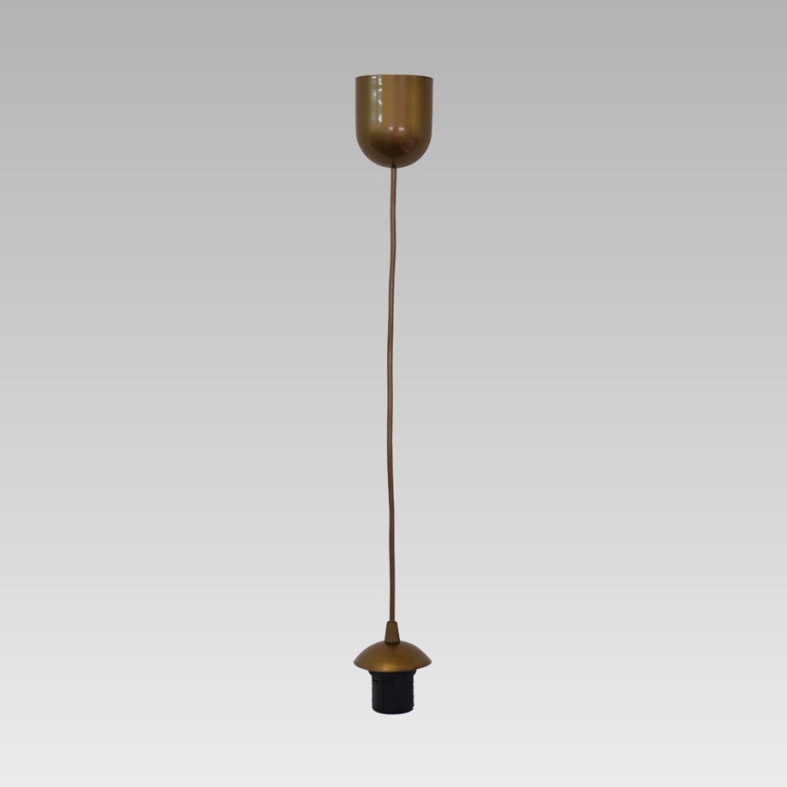 Zlatá kovová závesná lampa visí na dlhom kábli pred svetlosivým pozadím. Horný a dolný koniec kábla sú zakončené kovovými krytkami.