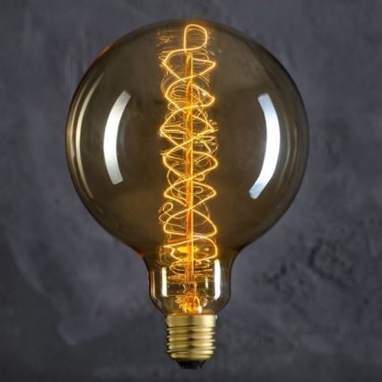 Žiarovka so špirálovým vláknom svieti. Je umiestnená pred tmavým pozadím. Žiarovka je guľovitého tvaru a jantárovej farby.