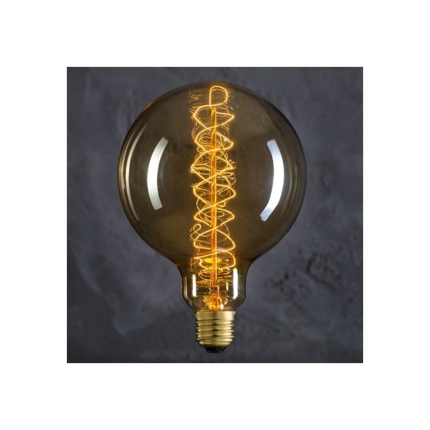 Žiarovka so špirálovým vláknom svieti. Je umiestnená pred tmavým pozadím. Žiarovka je guľovitého tvaru a jantárovej farby.