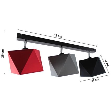 Trojité stropné svietidlo s kockovými tienidlami v červenej, sivej a čiernej farbe visí z čiernej lišty. Rozmery lišty sú 85 cm, tienidiel 15 x 22 cm a výška 25 cm.