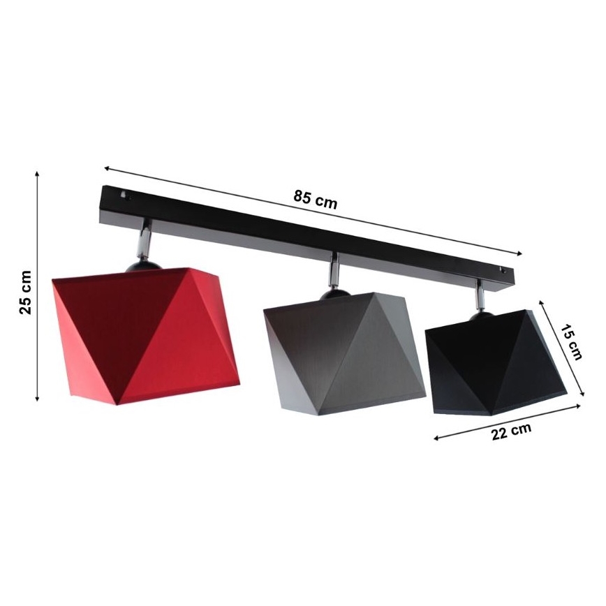 Trojité stropné svietidlo s kockovými tienidlami v červenej, sivej a čiernej farbe visí z čiernej lišty. Rozmery lišty sú 85 cm, tienidiel 15 x 22 cm a výška 25 cm.