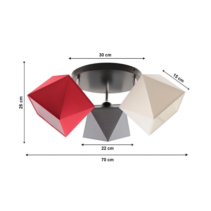 Trojité stropné svietidlo s geometrickými tienidlami v červenej, sivej a béžovej farbe visí zo stropy. Rozmery: celková šírka 70 cm, výška 25 cm, priemer stropnej platne 30 cm, výška jednotlivých tienidiel 15 a 22 cm.