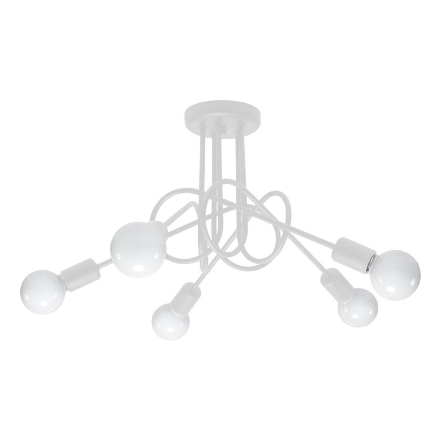 Biela stropná lampa s piatimi guľatými tienidlami visí zo stropu. Tienidlá sú pripojené k zakrivenému kovovému rámu. Lampa je umiestnená na bielom pozadí.