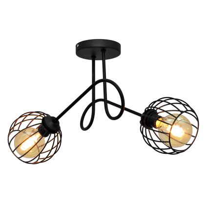 Dvojité stropné svietidlo s čiernym kovovými tienidlami v tvare klietky s vnútornými žiarovkami, je pripevnené k stropu pomocou čierneho kovového ramena tvarom pripomínajúceho písmeno „J“.