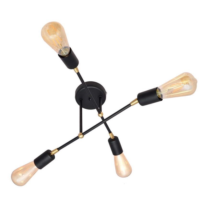 Stropná lampa s štyrmi ramenami a žiarovkami. Ramená sú čierne s pozlátenými spojmi. Lampa je umiestnená na strope.
