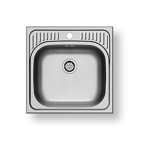 Drez z nehrdzavejúcej ocele je umiestnený na bielom pozadí. Drez je štvorcového tvaru s okrúhlym výlevkou a odtokovým otvorom. Po stranách drezu sú vertikálne drážky.