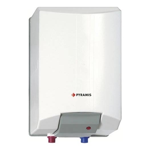 Biely elektrický ohrievač vody značky PYRAMIS je umiestnený na stene. Má pripojenia na prívod a odvod vody.
