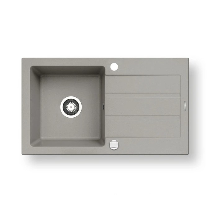 Drez je umiestnený na bielom pozadí. Je sivý, obdĺžnikový s jednou nádržkou a odkvapkávacou plochou s ryhovaným povrchom. Má odtok a ovládanie pre sifón.