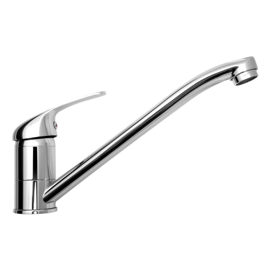 Chrómová kuchynská batéria s pákovou rukoväťou je pripravená na púšťanie vody. Je izolovaná na bielom pozadí.