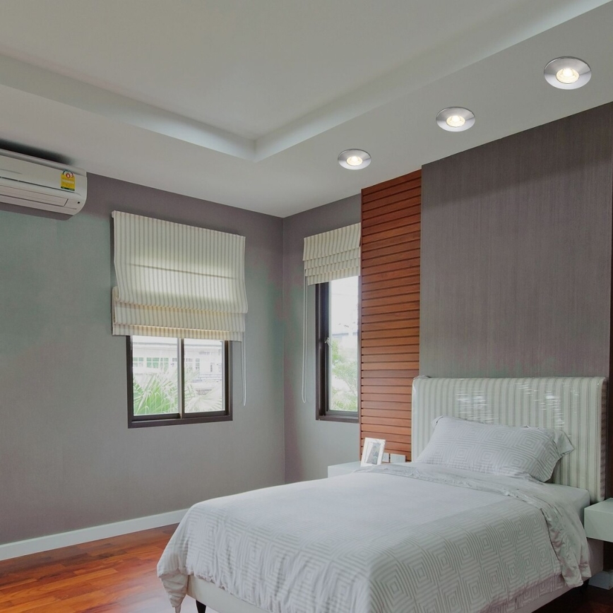 Spálňa s posteľou, na ktorej je posteľná bielizeň, obsahuje tri stropné svetlá a drevené obklady na stene. Okná sú vybavené roletami. Na podlahe sú drevené parkety. V miestnosti je aj klimatizácia.