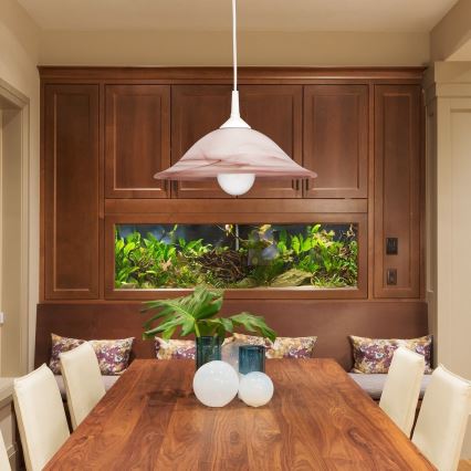 Závesná lampa - osvetľuje jedálenský stôl - nad akváriom v drevenej kuchynskej zostave.