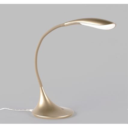 Zlatá stolová lampa s ohnutým ramenom osvetľuje. Je umiestnená na svetlosivom pozadí.