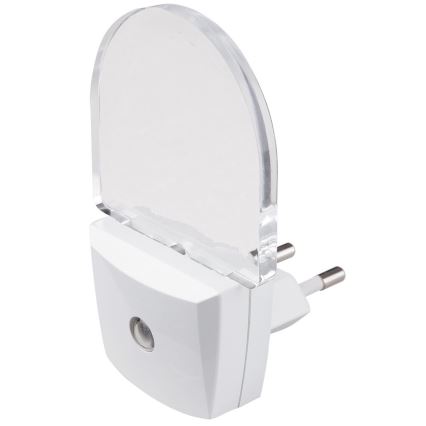 Nočná lampa svieti. Je biela, priehľadná časť je z plastu. Zapája sa do elektrickej zásuvky.