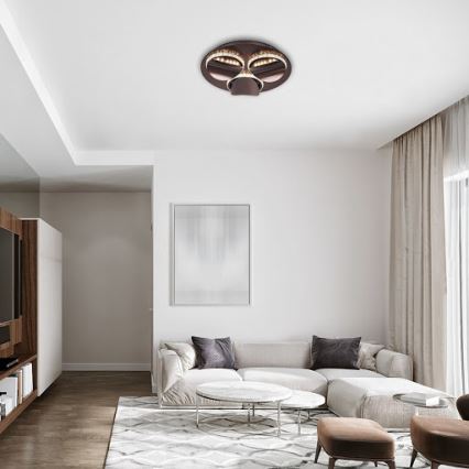 Svietidlo svieti v obývacej izbe. Je pripevnené na strope a má tri svetelné zdroje. Izba obsahuje sedačku, konferenčný stolík a koberec.