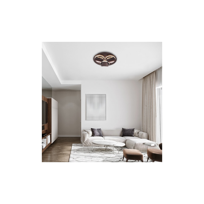 Svietidlo svieti v obývacej izbe. Je pripevnené na strope a má tri svetelné zdroje. Izba obsahuje sedačku, konferenčný stolík a koberec.