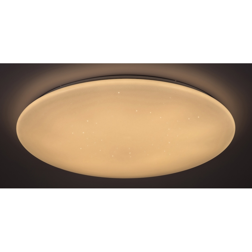 Okrúhle stropné LED svietidlo svieti teplým svetlom s drobnými bodovými svetlami, ktoré imitujú hviezdy. Je umiestnené na tmavom pozadí.