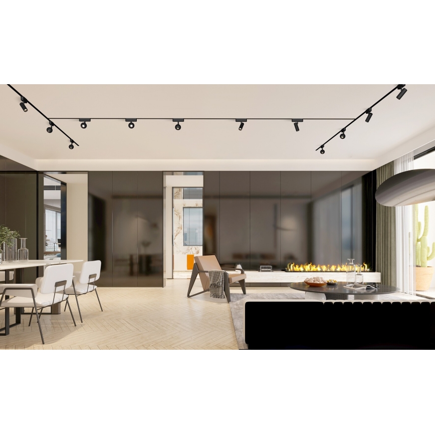 Svietidlo s viacerými bodovými svetlami je umiestnené na strope. Svietidlo osvetľuje moderný interiér s jedálňou, obývacou izbou a biokrb. Interiér je zariadený moderným nábytkom.