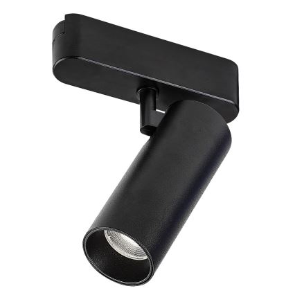 Čierna bodová lampa s valcovitým telom smeruje svetlo nadol. Je pripevnená k obdĺžnikovému držiaku. Lampa je izolovaná na bielom pozadí.