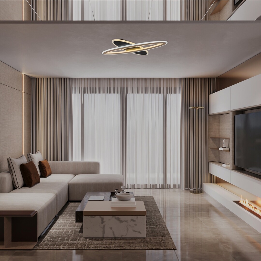 Moderné stropné svietidlo svieti v obývacej izbe. Svietidlo je tvorené prepletenými oválnymi prvkami v čiernej a zlatej farbe. Izba obsahuje sedaciu súpravu, konferenčný stolík a televízor s krbom.