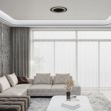 Svetlo s okrúhlym tienidlom je osadené na strope modernej obývačky. Svietidlo je tvorené tromi koncentrickými kruhmi, zlatým, bielym a tmavým. Obývacia izba obsahuje rozkladaciu sedačku, konferenčný stolík a vysoké okná so závesmi.