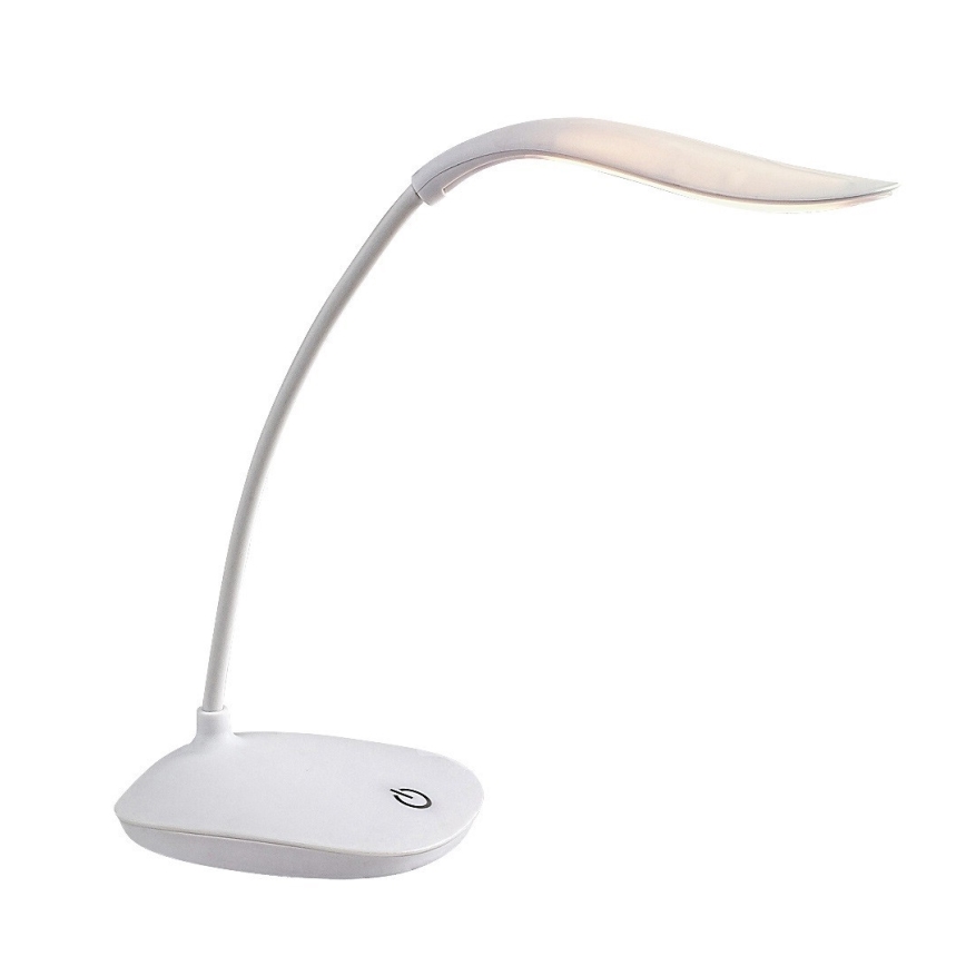 Biela stolná lampa s ohybným ramenom a plochou základňou s vypínačom svieti. Je umiestnená na bielom pozadí.