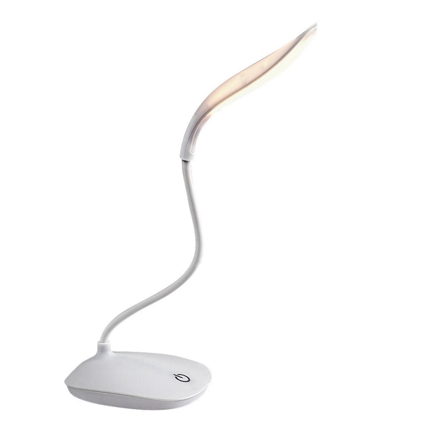 Biela stolná lampa s flexibilným ramenom svieti. Je umiestnená na bielom pozadí. Na základni sa nachádza vypínač.