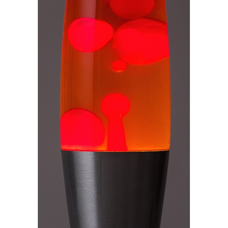 Lávová lampa s oranžovou tekutinou a pohybujúcimi sa červenými bublinami. Spodná časť lampy je tmavosivá, kovová. Svetlo presvitá cez oranžovú tekutinu.
