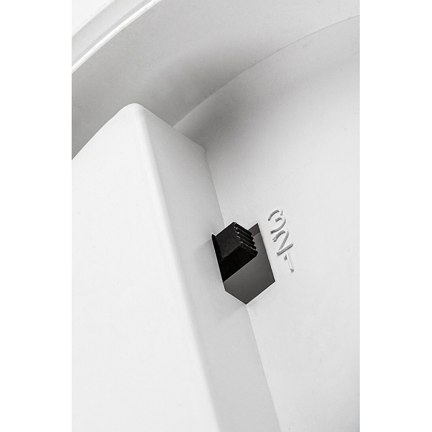 Čierna páčka je zasunutá do bieleho plastového puzdra. Na puzdre je vyrytý text „Ø24“.