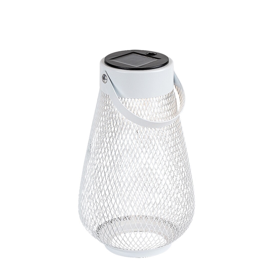 Biela kovová solárna lampa s pleteným vzorom a rúčkou stojí na bielom pozadí. Lampa má na vrchu solárny panel pod bielym krytom.