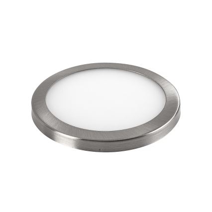 Okrúhle LED svetlo s kovovou štruktúrou sa nachádza na bielom pozadí. Svetlo je zapustené do strieborného rámu.