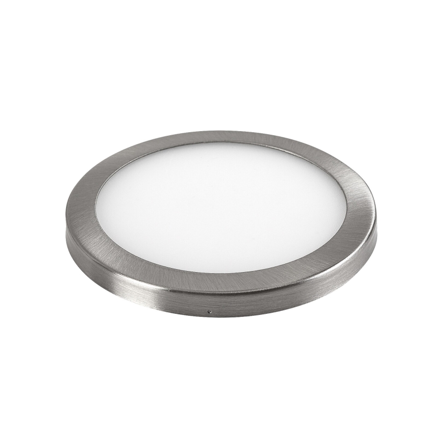 Okrúhle LED svetlo s kovovou štruktúrou sa nachádza na bielom pozadí. Svetlo je zapustené do strieborného rámu.