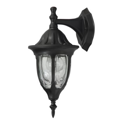 Nástená lampa visí na stene dlhej chodby s výhľadom na tropickú zeleň. Chodba je svetlá, s ďalšími lampami na stenách.