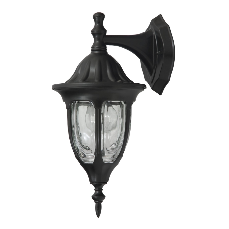 Nástená lampa visí na stene dlhej chodby s výhľadom na tropickú zeleň. Chodba je svetlá, s ďalšími lampami na stenách.