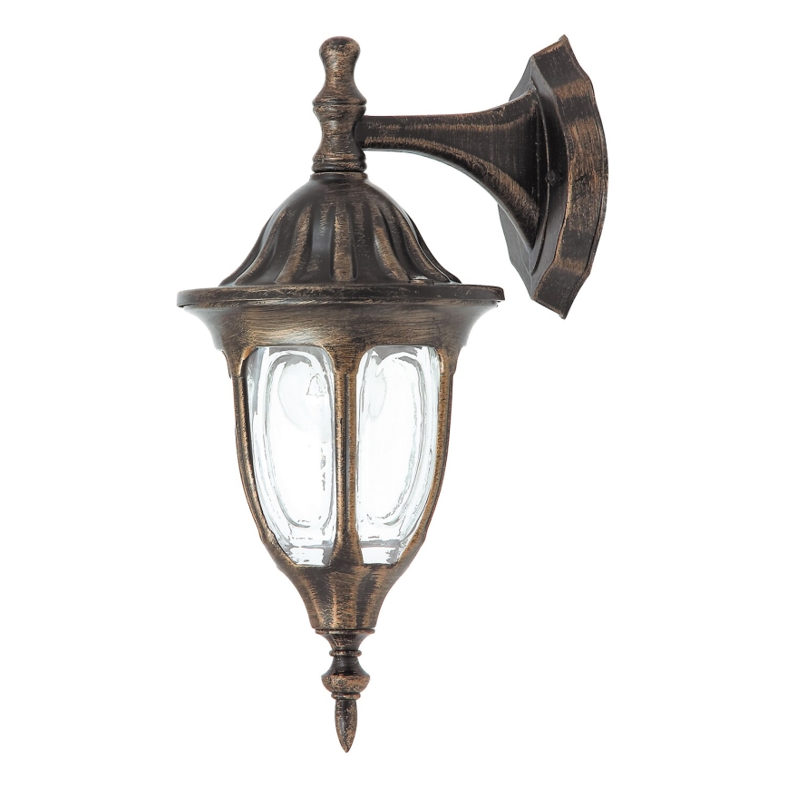Dve bronzové nástenné lampy s čírym sklom sú pripevnené k bielym stĺpom pod oblúkmi. Lampy sú osvetlením. Kontext tvorí vonkajší priestor s bielymi stenami a hnedou strechou.