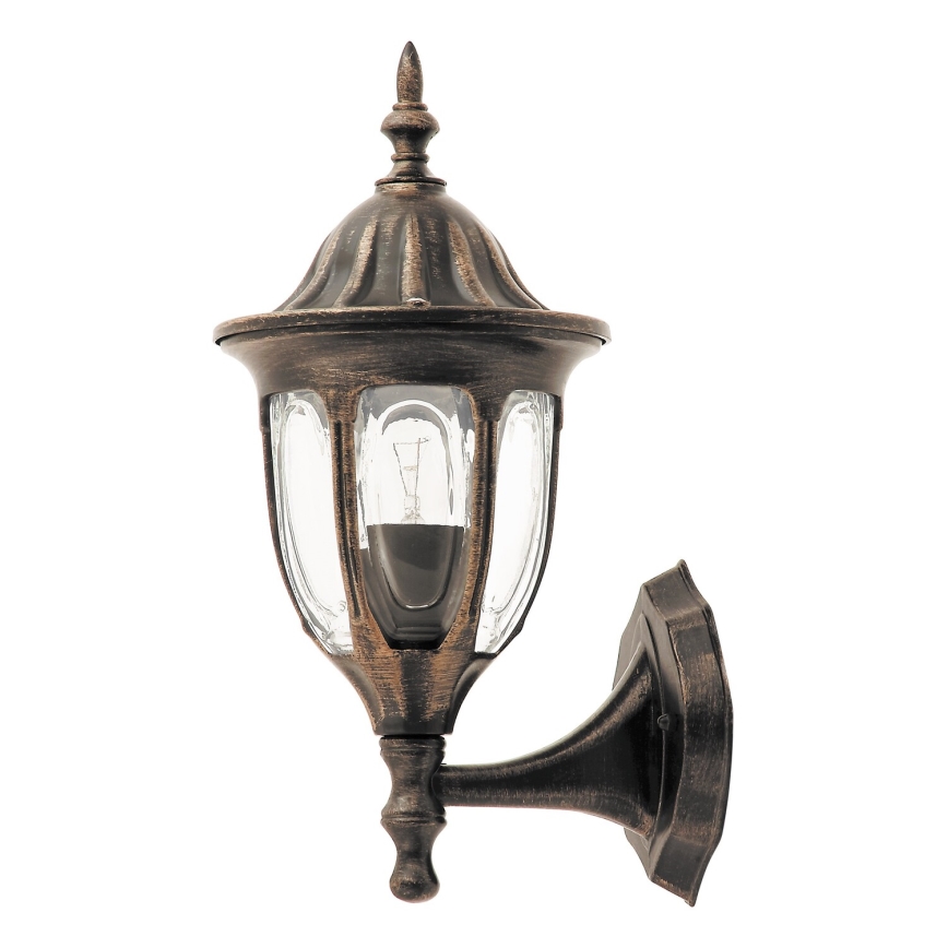 Nástenná lampa je pripevnená na stene. Nachádza sa na verande s dreveným kreslom a oknom.