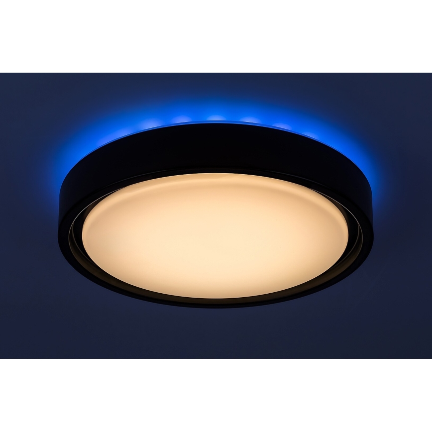 Stropné svietidlo svieti na tmavomodrom pozadí. Svietidlo má čierny okrúhly rámik a vnútornú bielu plochu, po obvode rámu je modrá LED diódová svetelná linka.