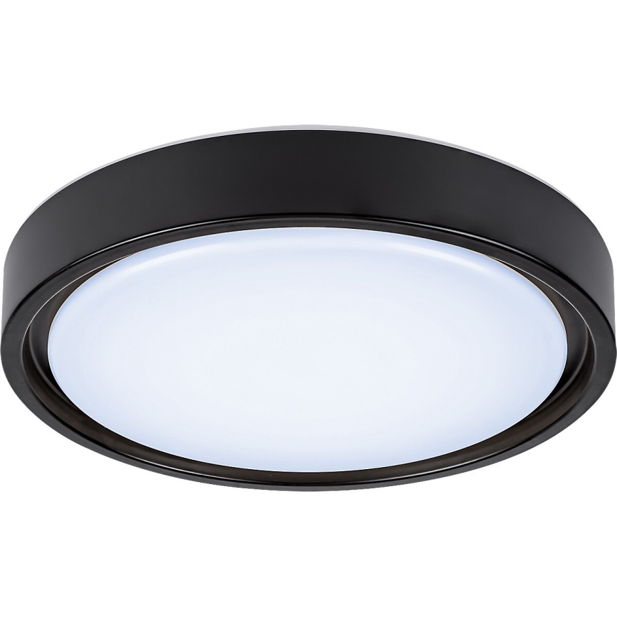 Okrúhle stropné svietidlo s čiernym rámom a matným bielym difúzorom je pripevnené na strope. Svietidlo vyžaruje svetlo.