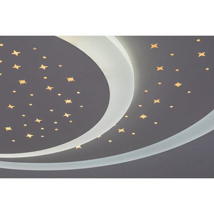 Svietidlo s tvarom polmesiaca je pripevnené k stropu. Svietidlo je osvetlené a obsahuje malé otvory v tvare hviezd. Strop je tmavosivá.