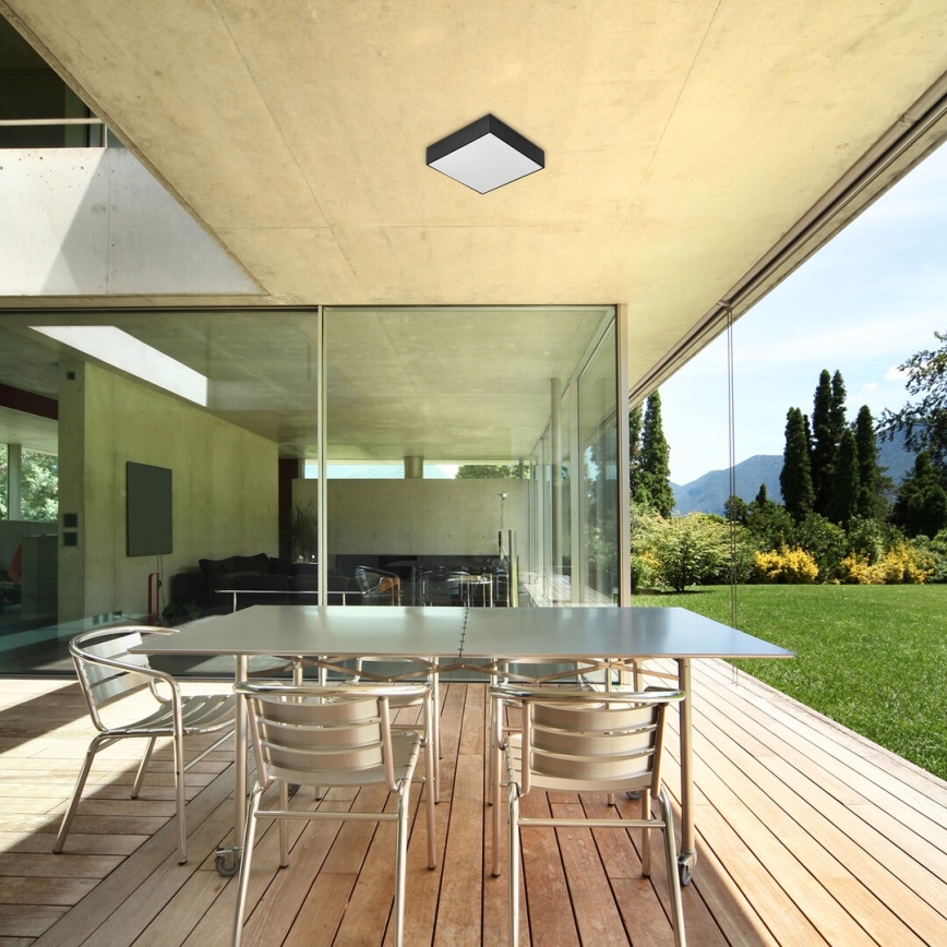 Stropné svietidlo – osvetľuje – modernú jedáleň s terasou a výhľadom na zeleň.