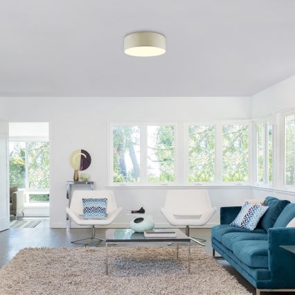 Svietidlo - svieti - v obývacej izbe s bielym nábytkom a tmavomodrou sedačkou.
