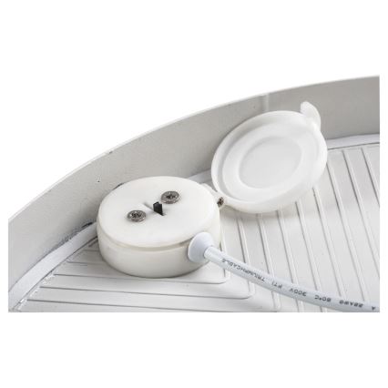 Biela zásuvka s bielym krytom je pripojená k bielemu káblu s nápisom „SEAWG 80°C 300V FT1 TRIUMPHCABLE“. Zásuvka je umiestnená na svetlom povrchu s ryhovaným vzorom.