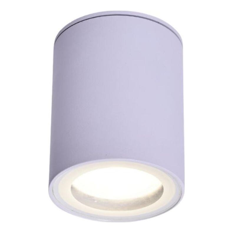 Biela valcovitá stropná lampa svieti. Je umiestnená na bielom pozadí.