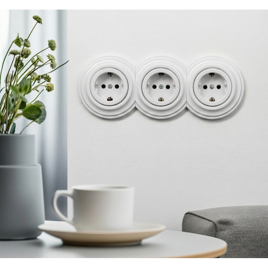 Reblig - trojitá retro domová zásuvka s rámčekom SCHUKO 230 V, snehovo biela