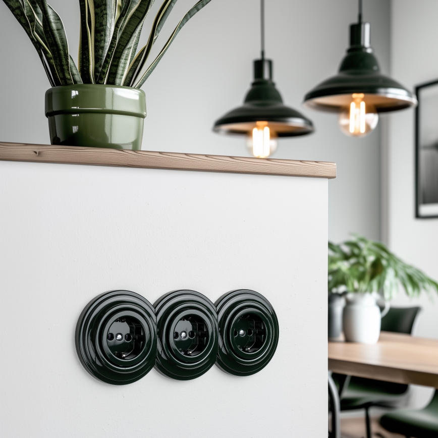Reblig - Trojitá retro zásuvka domová s rámikom SCHUKO 230V zelená