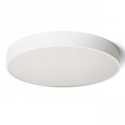 Biela stropná lampa s okrúhlym difúzorom svieti. Je umiestnená na bielom pozadí.