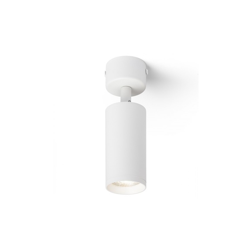 Biela cylindrická bodová lampa je pripevnená k stropu. Svieti. Lampa je umiestnená na bielom pozadí.
