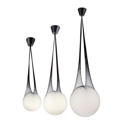 Tri závesné lampy rôznych veľkostí visia z čiernych káblov. Každá lampa má bielu guľovú časť obalenú v čiernej sieťovine. Lampa je pripevnená k čiernemu stropnému držiaku.