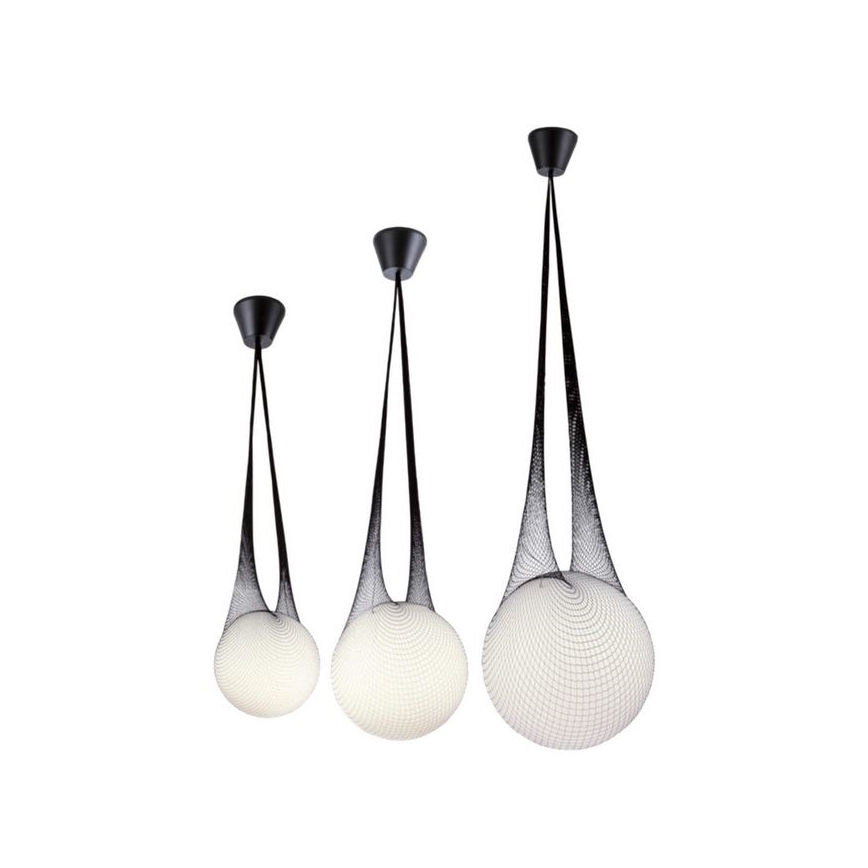 Tri závesné lampy rôznych veľkostí visia z čiernych káblov. Každá lampa má bielu guľovú časť obalenú v čiernej sieťovine. Lampa je pripevnená k čiernemu stropnému držiaku.