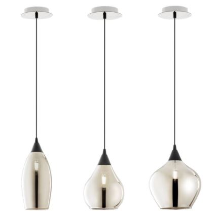 Tri visiace svietidlá s čiernymi káblami a striebornými sklenenými tienidlami rôznych tvarov: valcový, kvapkovitý a baňatý. Svietidlá sú zavesené na bielych stropných úchytoch. Biele pozadie.